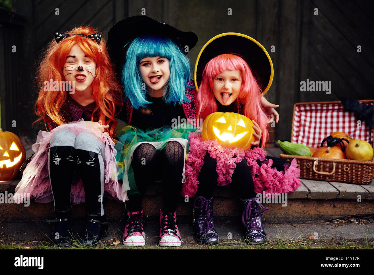 Funny ragazze che mostra le linguette e guardando la telecamera sulla notte di Halloween Foto Stock