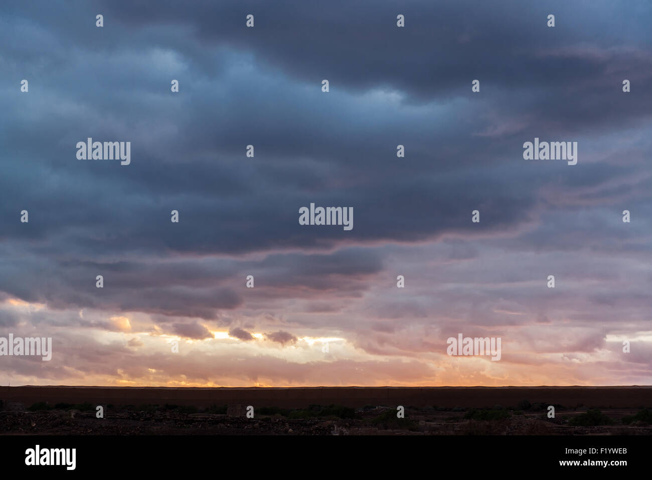 Bellissimo tramonto delle Canarie con colorati nuvoloso cielo drammatico Foto Stock