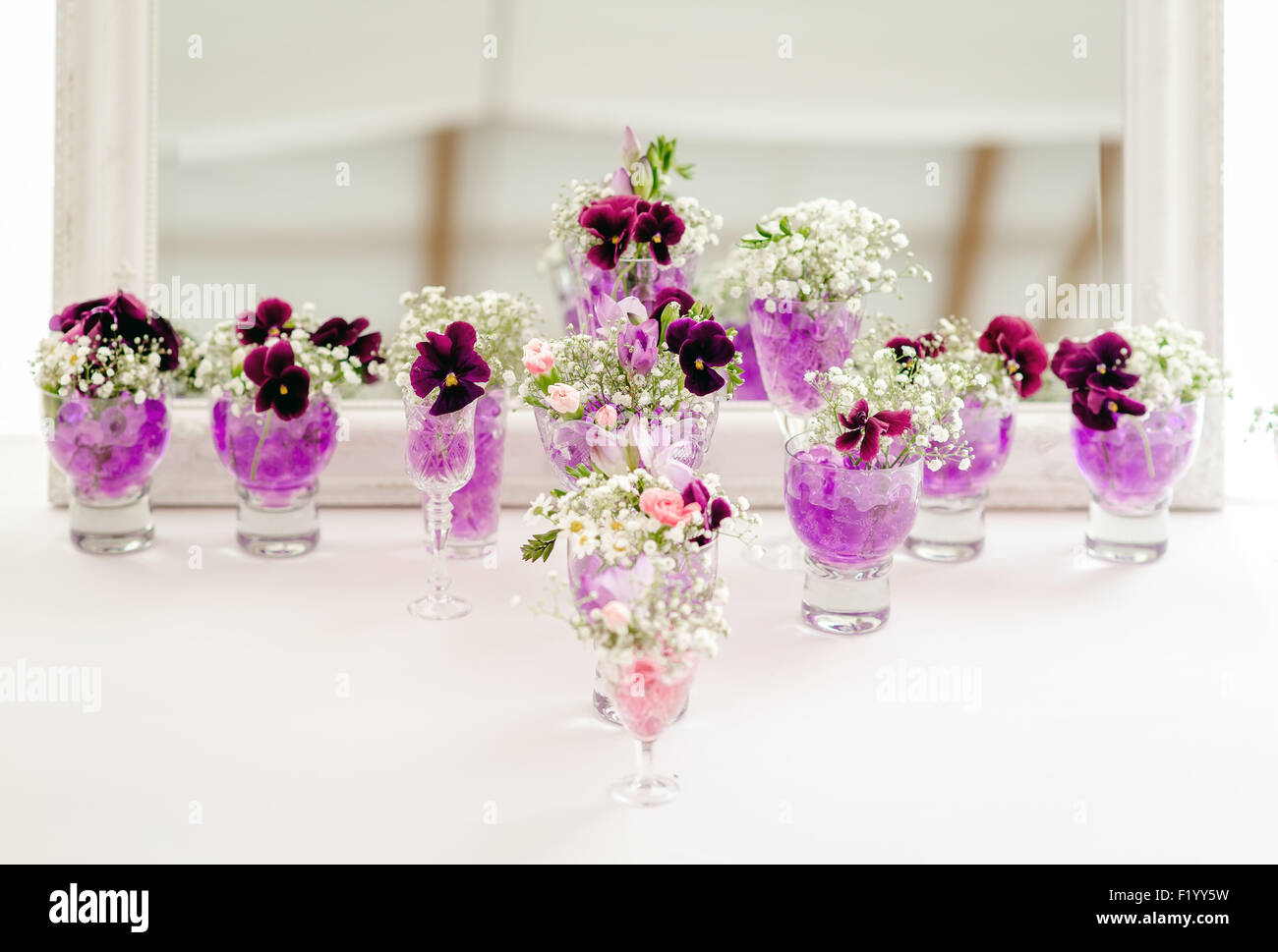 Decorazioni per matrimoni con fiori freschi Foto Stock