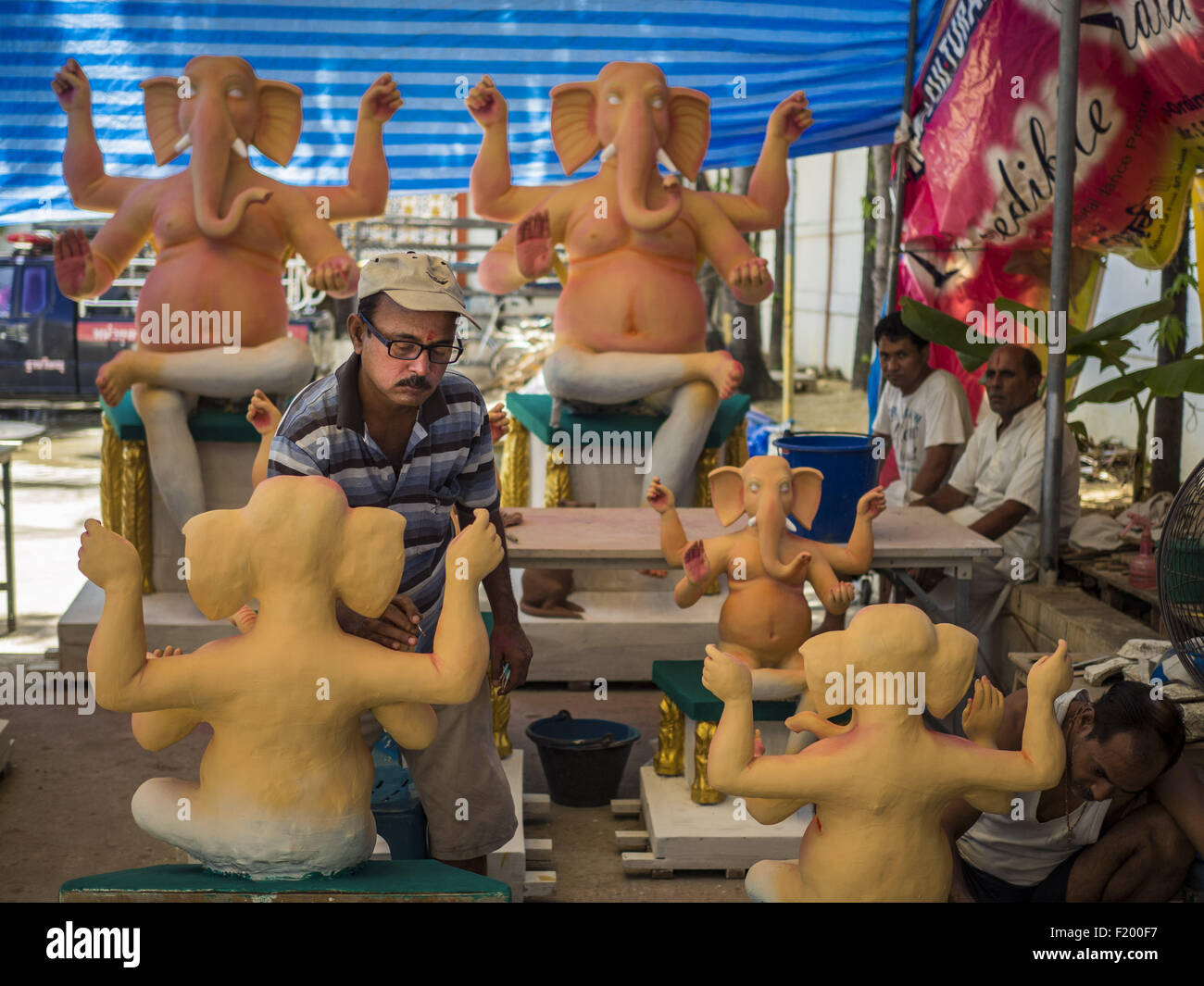 Bangkok, Bangkok, Thailandia. 9 Sep, 2015. Un artigiano a Vishnu Tempio a Bangkok lavora su una statua di Ganesha, un importante divinità Indù noto come ''overcomer di ostacoli.'' Ganesha Chaturthi è il festival indù celebra il giorno del ri-nascita del Signore Ganesha, figlio di Shiva e Parvati. Ganesha è ampiamente venerato come patrono delle arti e delle scienze e la deva di intelletto e di sapienza. L'ultimo giorno del festival è contrassegnato mediante immersione della divinità in vicino a corpi di acqua. L immersione simboleggia il ciclo di creazione e dissoluzione in natura. Le divinità fatta a t Foto Stock