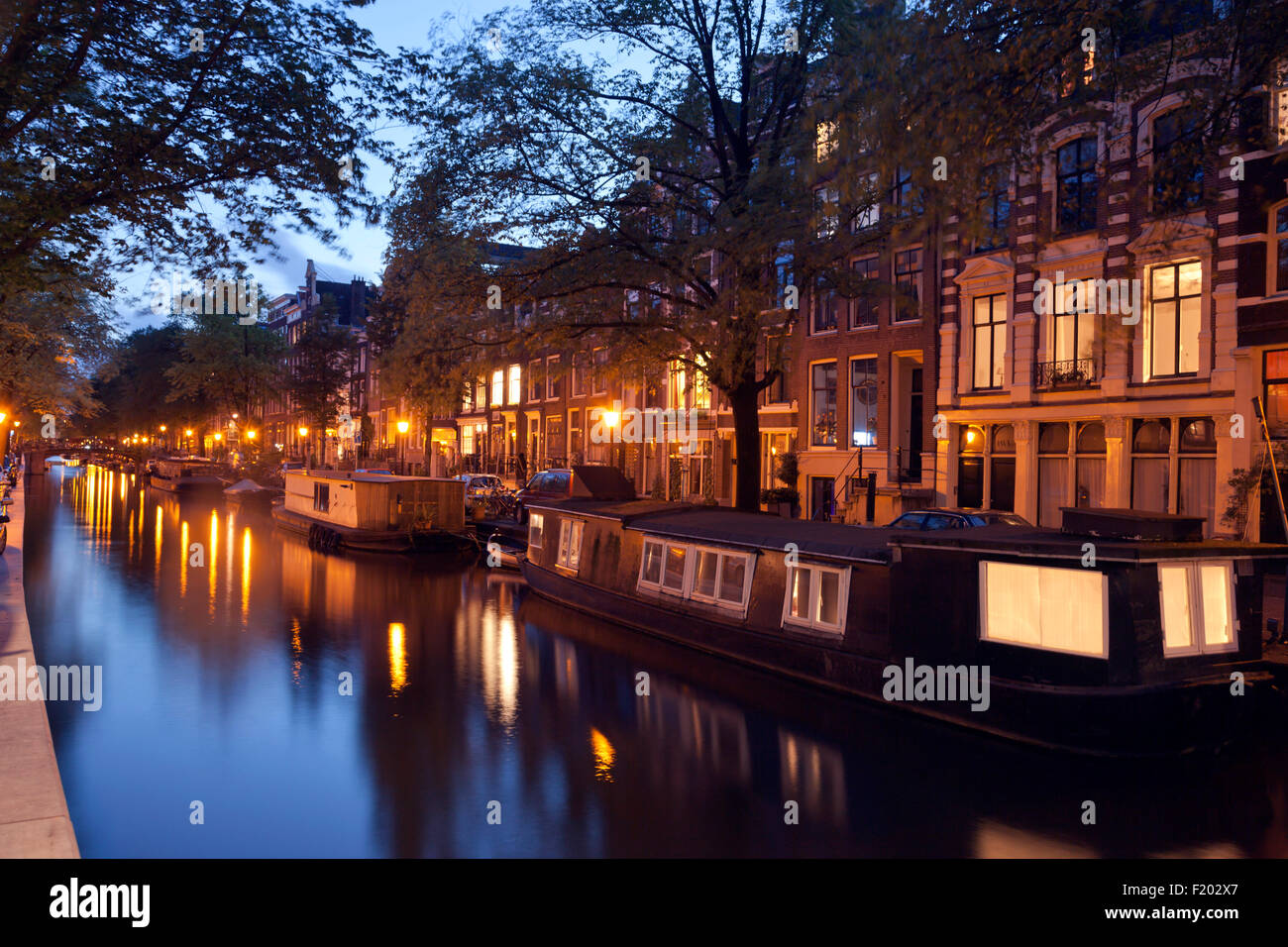 Città canal e Houseboat al crepuscolo, Amsterdam, Olanda Settentrionale, Paesi Bassi, Europa Foto Stock