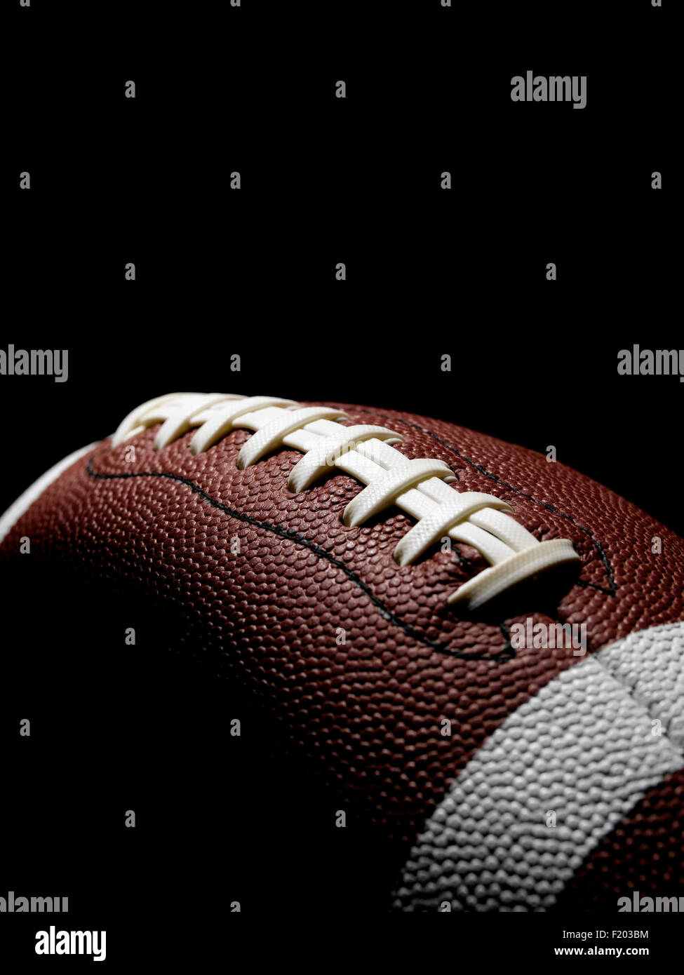 Isolate il football americano in uno sfondo nero Foto Stock