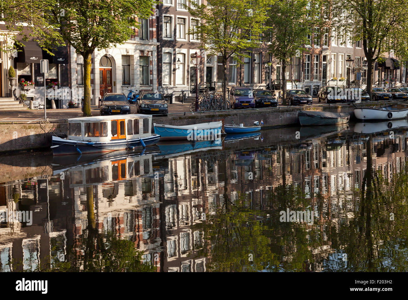 Tipica città canal a Amsterdam, Olanda Settentrionale, Paesi Bassi, Europa Foto Stock
