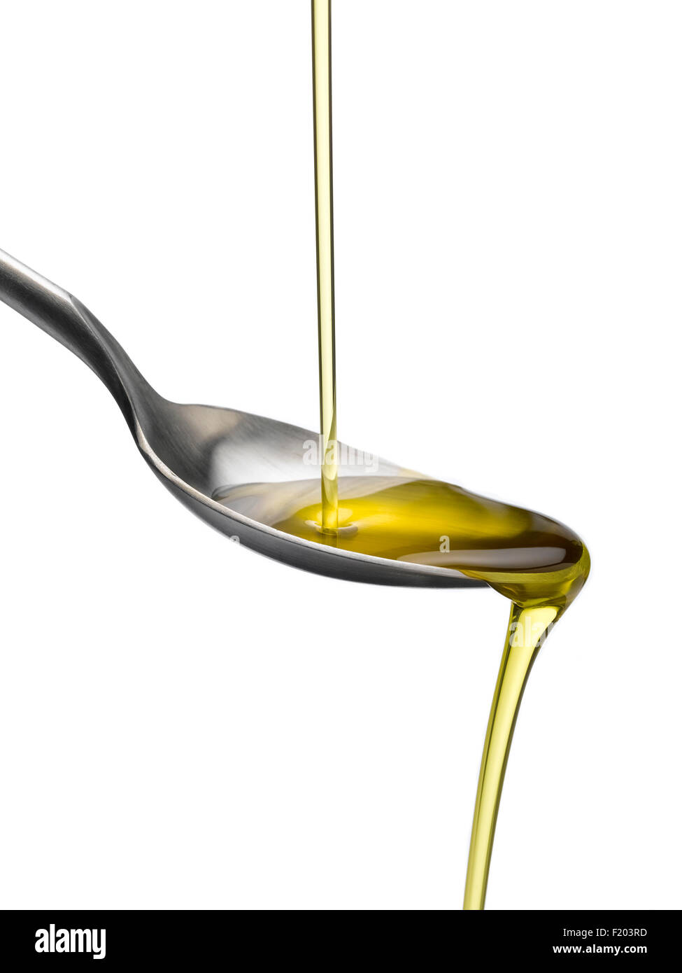 Olio d'oliva che scorre su un cucchiaio isolato su uno sfondo bianco Foto  stock - Alamy