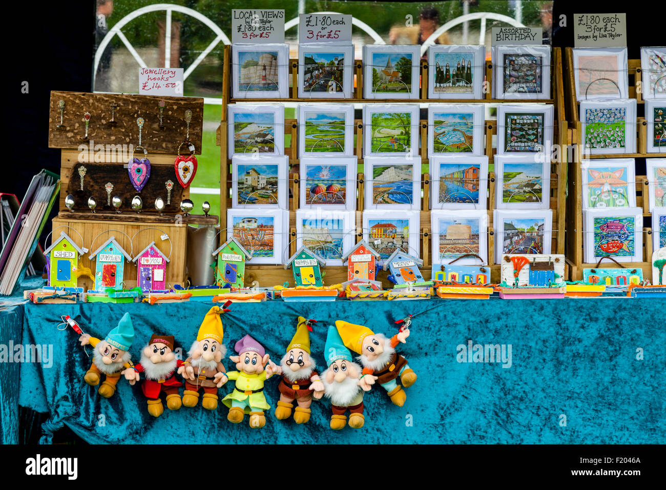 Cartoline colorate per la vendita, Alfriston Village Fair, Alfriston, East Sussex, Regno Unito Foto Stock
