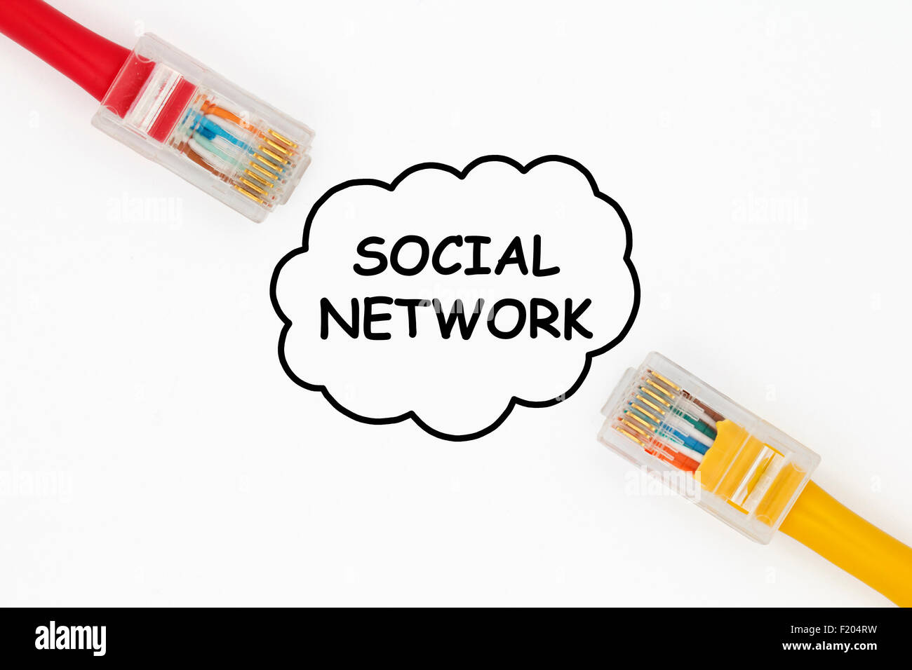 Rete sociale concetto. Cavi LAN per la connessione in una rete sociale rappresentata come una nuvola su uno sfondo bianco. Concetti: Foto Stock
