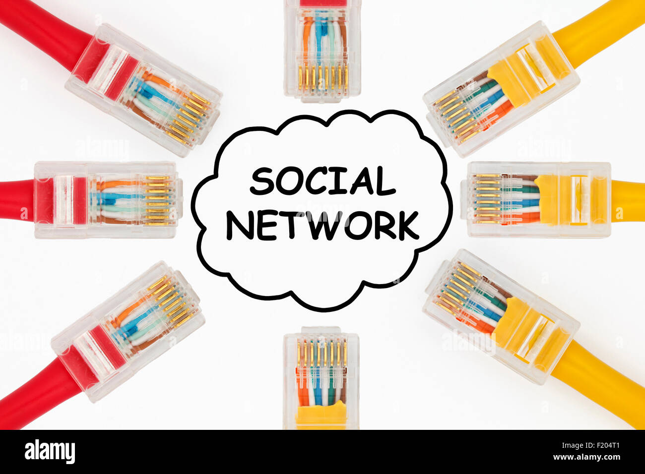 Rete sociale concetto. Cavi LAN per la connessione in una rete sociale rappresentata come una nuvola su uno sfondo bianco. Foto Stock