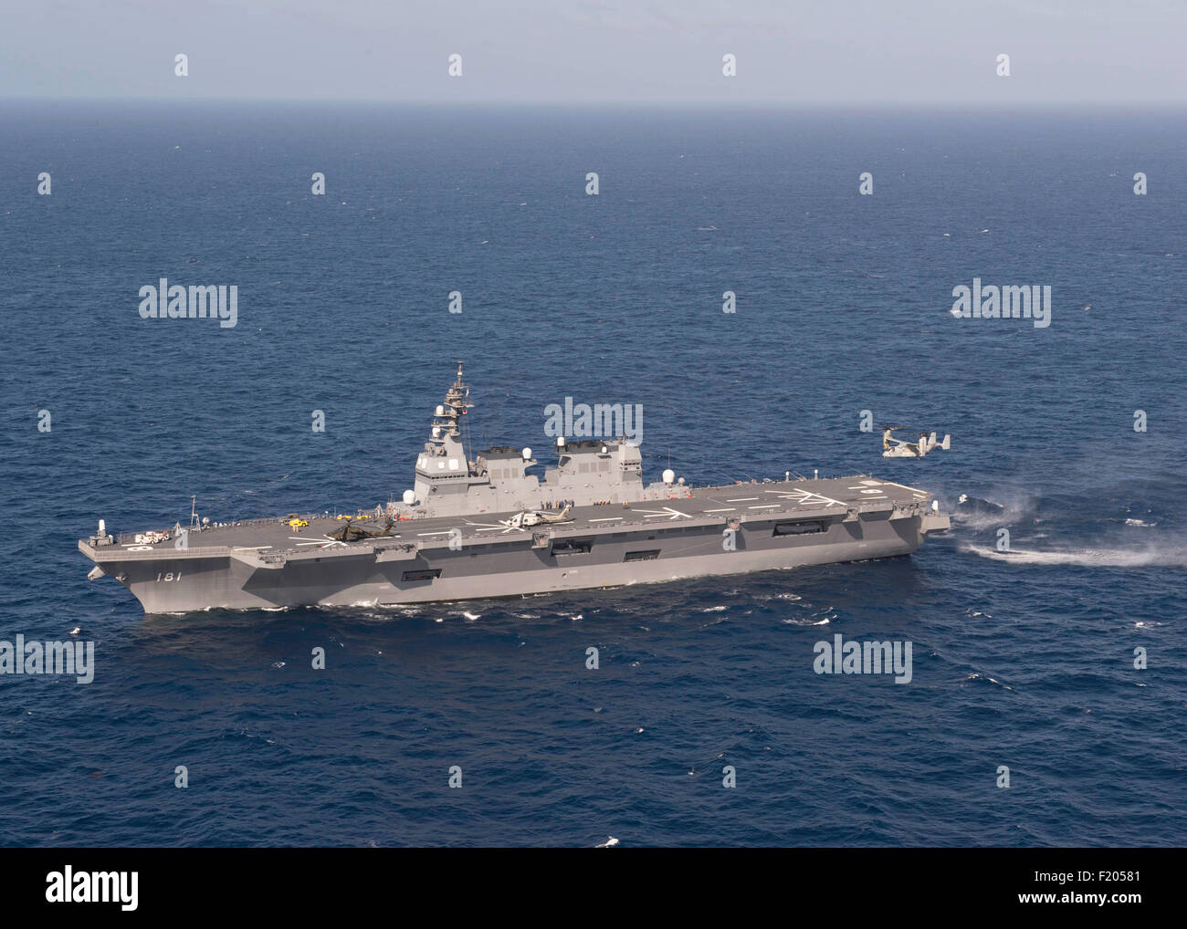 US Marine MV-22 Osprey aeromobile si avvicina il ponte di volo della giapponese di autodifesa marittima vigore nave JDS Hyuga durante l'esercizio Alba Blitz al largo della costa della California del Sud il 4 settembre 2015 nell'Oceano Pacifico. Foto Stock