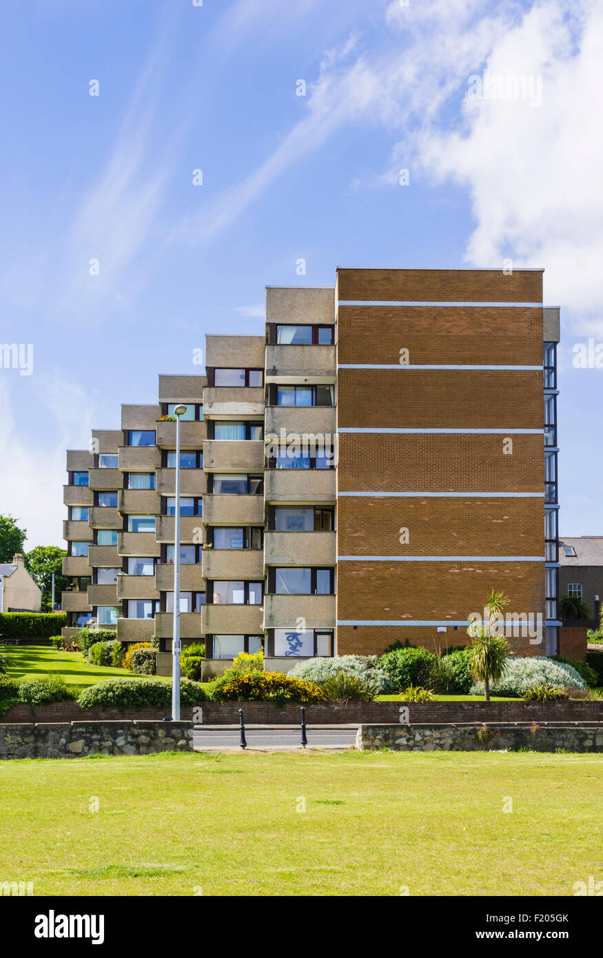 Architettura Brutalist blocco di appartamenti in Glasthule, Dun Laoghaire-Rathdown, Irlanda Foto Stock