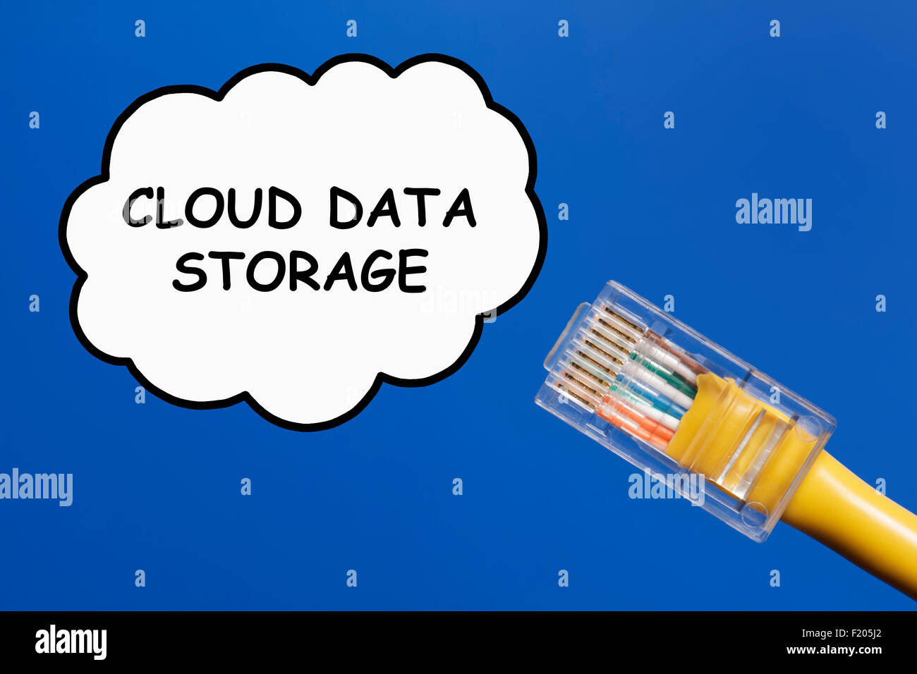 Cloud storage dati concetto. Cavo LAN che collega in un cloud network su una pianura sky sfondo blu. Foto Stock