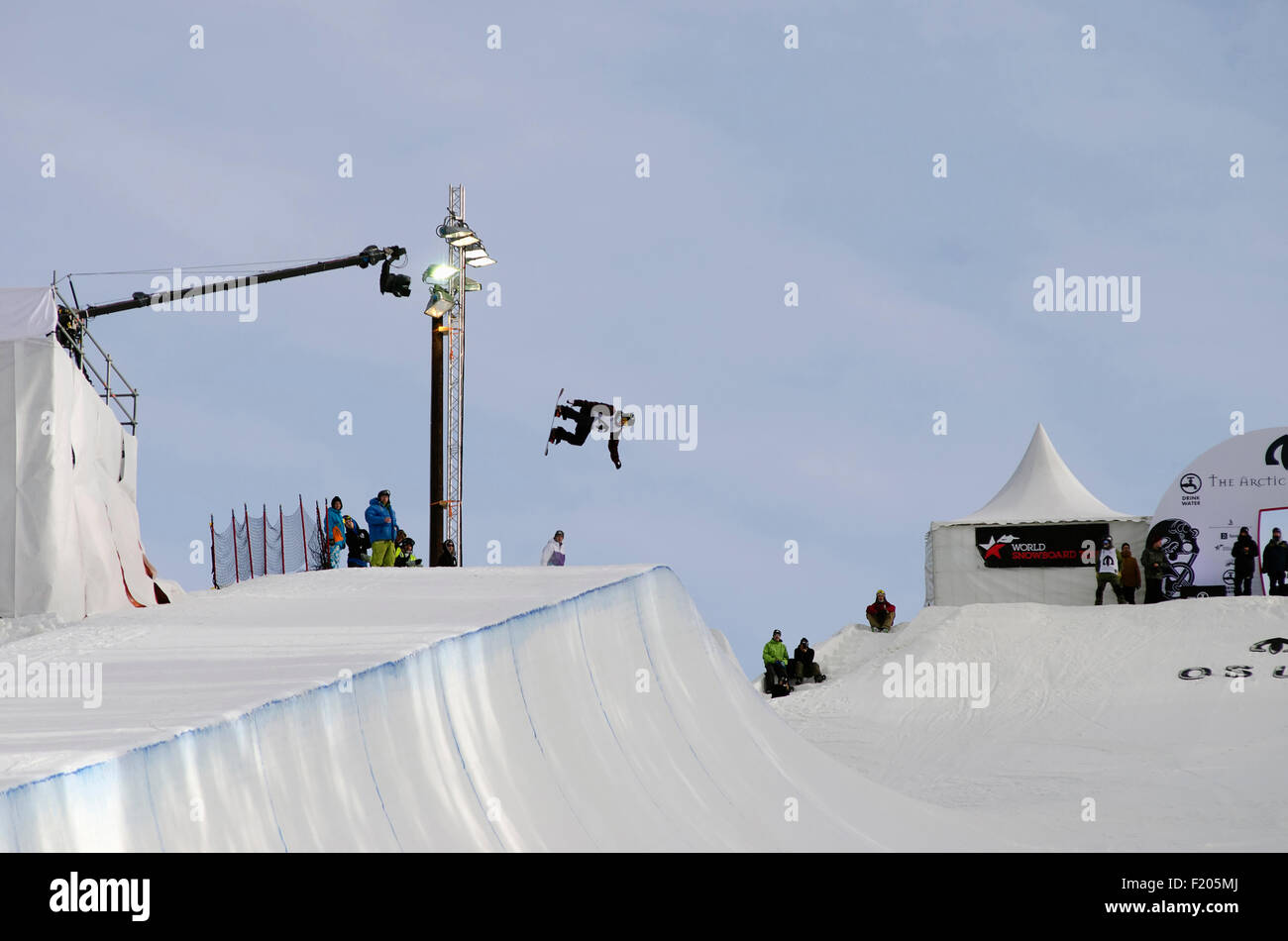 Norvegia, Oslo, Tryvann Winter Park, il concorrente durante la sfida artico half pipe snow board la concorrenza. Foto Stock