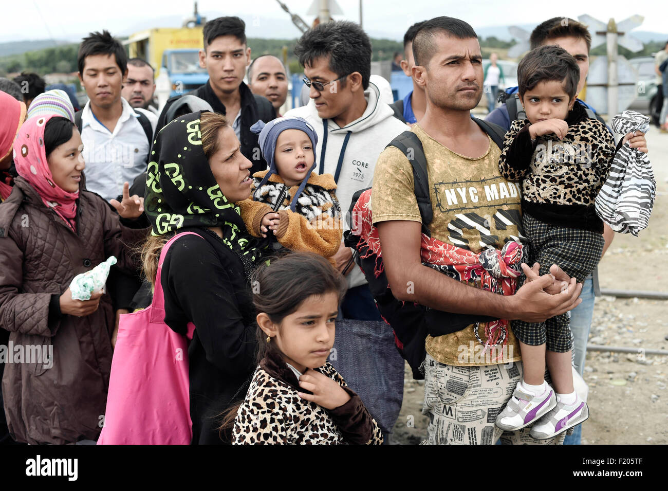 Grecia/Macedonia confine Idomeni/Gevgelija Settembre, 08 2015 - migliaia di migranti sono state versando oltre la frontiera tra la Grecia e la Macedonia come hanno fatto il loro cammino verso l' Unione europea segue una giornata di tensioni con la polizia. Sotto l'occhio vigile della polizia macedone, che attraversa il confine, diverse decine di in corrispondenza di un tempo. Credito Credito: Danilo Balducci/Sintesi/Alamy Live News Foto Stock