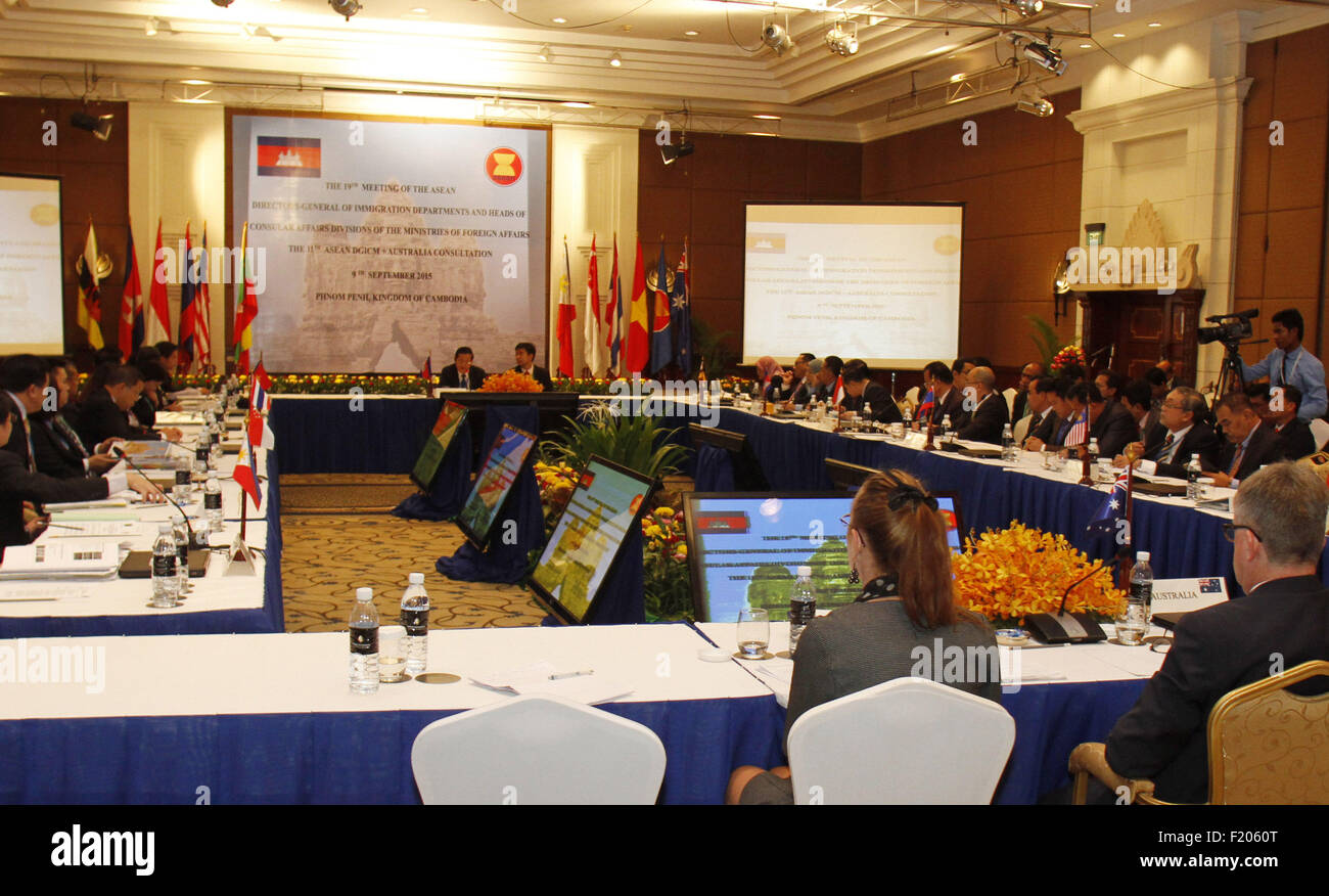 Phnom Penh. 9 Sep, 2015. Foto scattata il 7 settembre 9, 2015 mostra la cerimonia di chiusura della diciannovesima riunione dell'ASEAN Direttori Generali del Dipartimento di Immigrazione e capi di affari consolari divisioni dei Ministeri degli Affari Esteri in Phnom Penh Cambogia. ASEAN capi di immigrazione ha promesso una più stretta cooperazione per prevenire i crimini transnazionali, come l'immigrazione clandestina e il traffico di esseri umani, Gen. Sok Phal, capo della Cambogia generale del dipartimento di immigrazione, detto il mercoledì. © Sovannara/Xinhua/Alamy Live News Foto Stock Phnom Penh. 9 Sep, 2015. Foto scattata il 7 settembre 9, 2015 mostra la cerimonia di chiusura della diciannovesima riunione dell'ASEAN Direttori Generali del Dipartimento di Immigrazione e capi di affari consolari divisioni dei Ministeri degli Affari Esteri in Phnom Penh Cambogia. ASEAN capi di immigrazione ha promesso una più stretta cooperazione per prevenire i crimini transnazionali, come l'immigrazione clandestina e il traffico di esseri umani, Gen. Sok Phal, capo della Cambogia generale del dipartimento di immigrazione, detto il mercoledì. © Sovannara/Xinhua/Alamy Live News Foto Stock