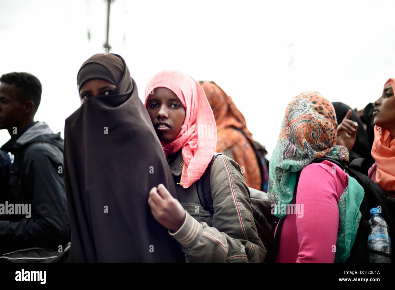Grecia/Macedonia confine Idomeni/Gevgelija Settembre, 08 2015 - migliaia di migranti sono state versando oltre la frontiera tra la Grecia e la Macedonia come hanno fatto il loro cammino verso l' Unione europea segue una giornata di tensioni con la polizia. Sotto l'occhio vigile della polizia macedone, che attraversa il confine, diverse decine di in corrispondenza di un tempo. Credito Credito: Danilo Balducci/Sintesi/Alamy Live News Foto Stock