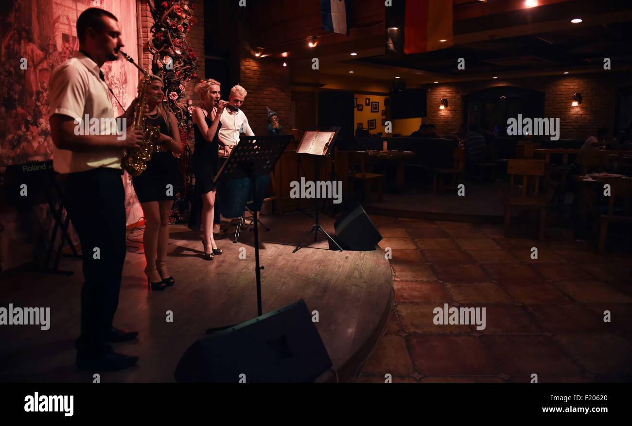 (150909) -- CHANGCHUN, Settembre 9, 2015 (Xinhua) -- i membri della banda di Simon eseguire in Changchun, capitale della Cina del nord della provincia di Jilin, Settembre 8, 2015. In Changchun, una banda musicale di nome Simone è unico in confronto con altre bande. Simon si compone di cinque membri, Inalbis Perez e suo marito tamburo giocatore Juan Madarro da Cuba, piombo cantanti Nina Glushchenko dal Kirghizistan, Yadria Gonzalez da Cuba e sassofonista Omelchuk Ievgen dall'Ucraina. Esse sono state giocando in Cina per pochi anni. Opera case, parchi, ristorante in molte città cinesi sono le fasi per loro. "La Cina ha più j Foto Stock