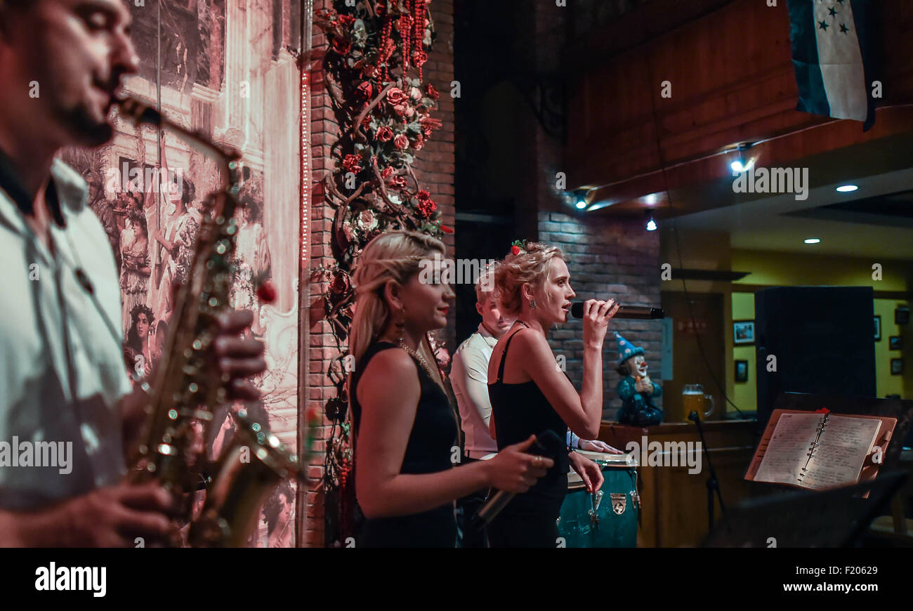 (150909) -- CHANGCHUN, Settembre 9, 2015 (Xinhua) -- i membri della banda di Simon eseguire in Changchun, capitale della Cina del nord della provincia di Jilin, Settembre 8, 2015. In Changchun, una banda musicale di nome Simone è unico in confronto con altre bande. Simon si compone di cinque membri, Inalbis Perez e suo marito tamburo giocatore Juan Madarro da Cuba, piombo cantanti Nina Glushchenko dal Kirghizistan, Yadria Gonzalez da Cuba e sassofonista Omelchuk Ievgen dall'Ucraina. Esse sono state giocando in Cina per pochi anni. Opera case, parchi, ristorante in molte città cinesi sono le fasi per loro. "La Cina ha più j Foto Stock