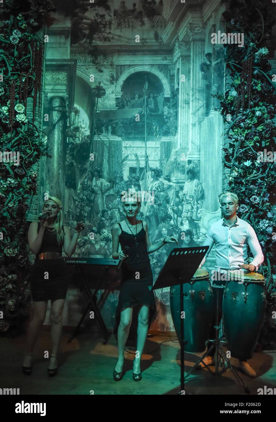 (150909) -- CHANGCHUN, Settembre 9, 2015 (Xinhua) -- i membri della banda di Simon eseguire in Changchun, capitale della Cina del nord della provincia di Jilin, Settembre 8, 2015. In Changchun, una banda musicale di nome Simone è unico in confronto con altre bande. Simon si compone di cinque membri, Inalbis Perez e suo marito tamburo giocatore Juan Madarro da Cuba, piombo cantanti Nina Glushchenko dal Kirghizistan, Yadria Gonzalez da Cuba e sassofonista Omelchuk Ievgen dall'Ucraina. Esse sono state giocando in Cina per pochi anni. Opera case, parchi, ristorante in molte città cinesi sono le fasi per loro. "La Cina ha più j Foto Stock