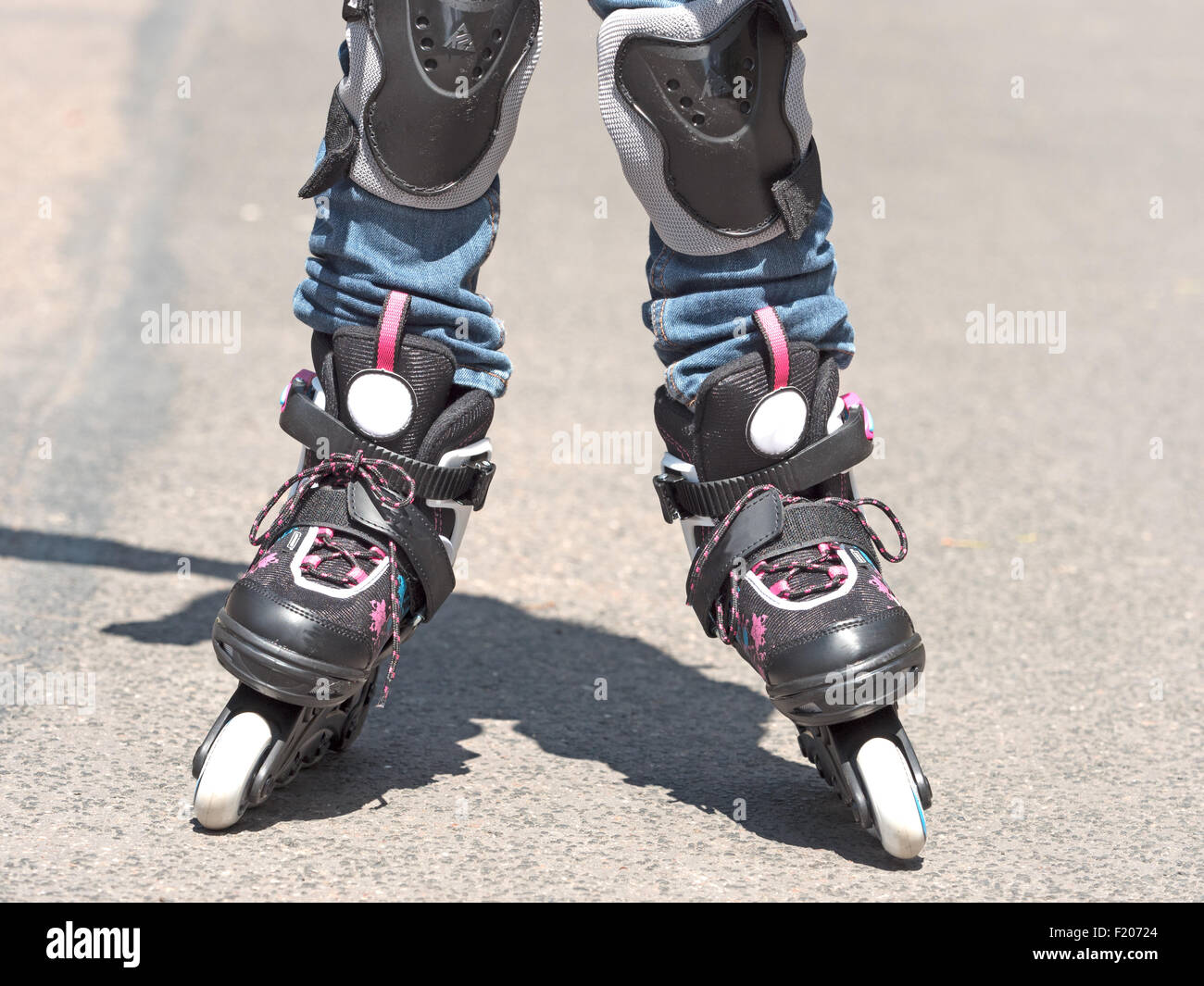 Beine eines Kindes mit Rollerskates Foto Stock