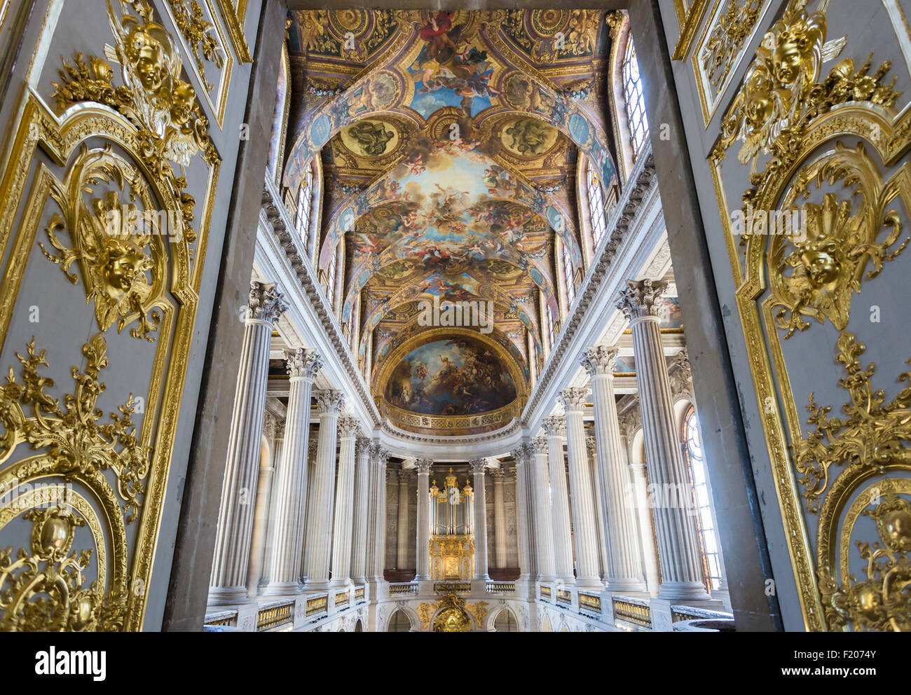 La cappella reale (Chapelle Royale) con pilastri e il soffitto dipinto, Palazzo di Versailles (castello), nei pressi di Parigi, Francia Foto Stock