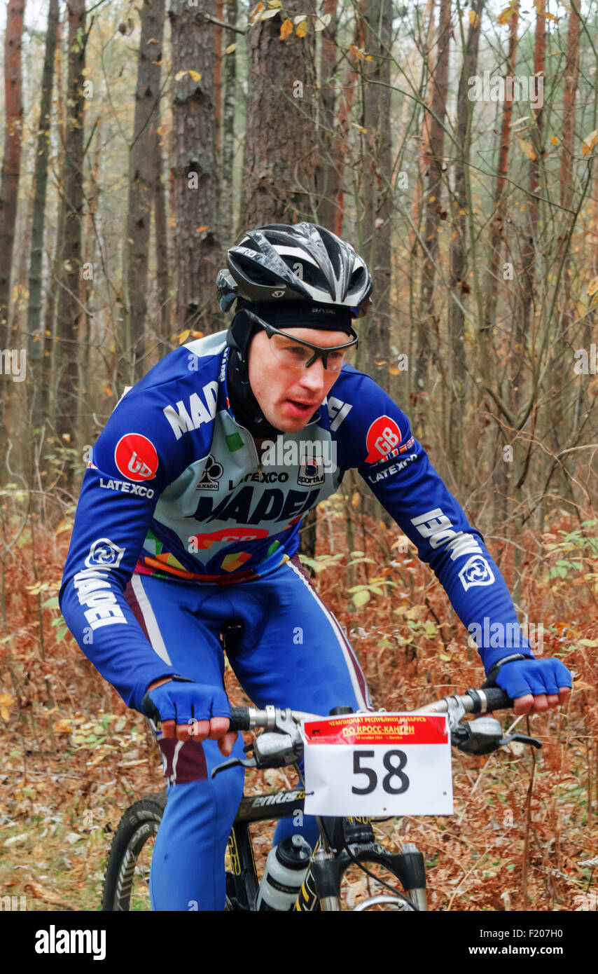 La Repubblica della Bielorussia campionato di cross-country ciclismo 19.10. 2014 - Il percorso della foresta. Gli uomini del ciclo di fase di gara. Foto Stock