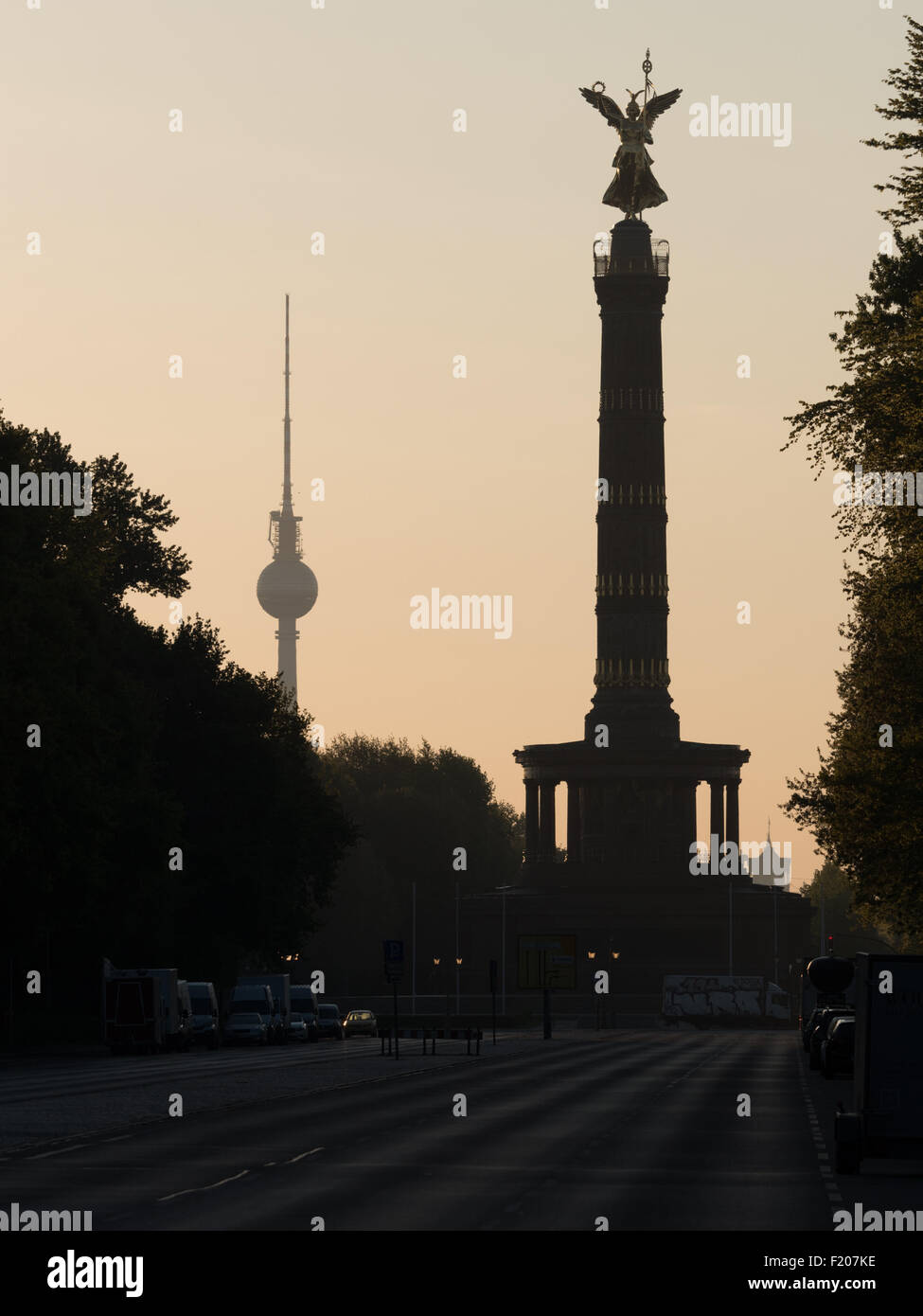 Siegessäule und Fernsehturm di Berlino im Gegenlicht Foto Stock