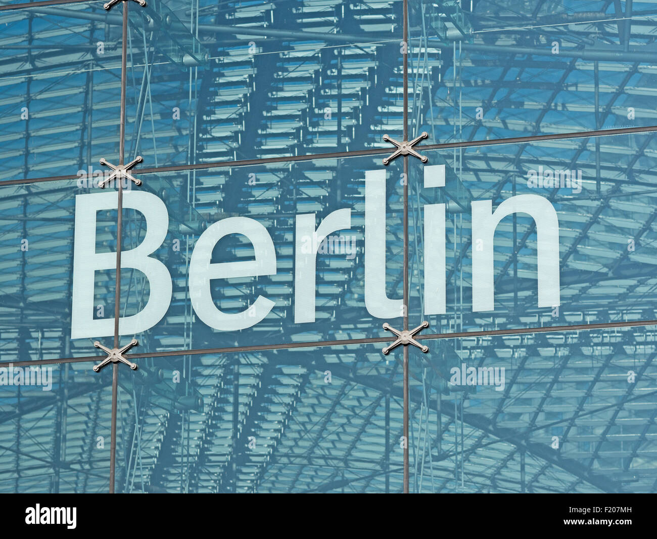 Schriftzug Berlin am Hauptbahnhof Foto Stock