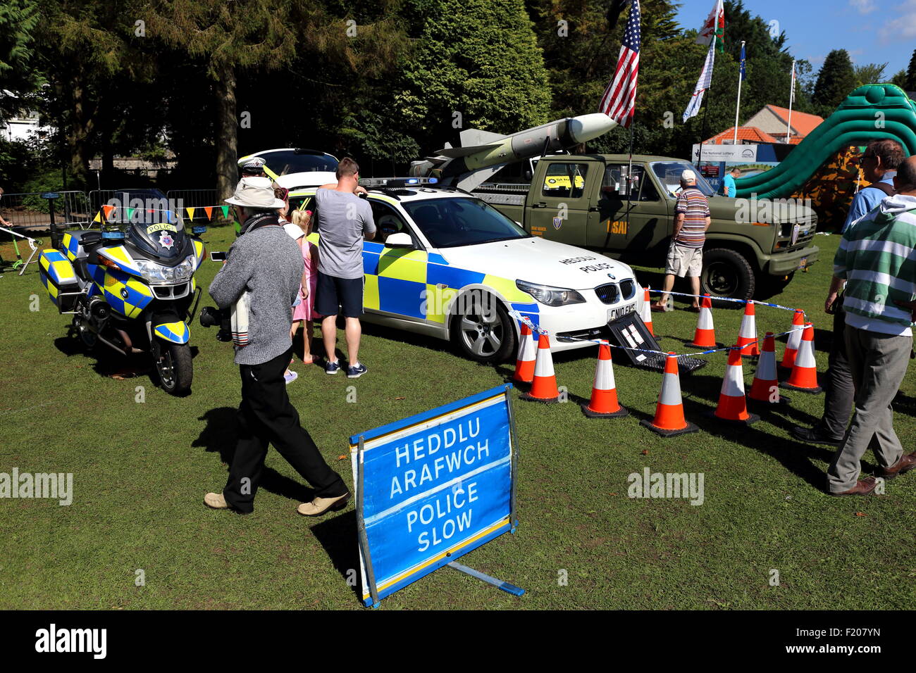 BMW auto della polizia e la BMW Moto in Pontypridd Car Show in Ynysangharad War Memorial Park, Agosto 2015 Foto Stock
