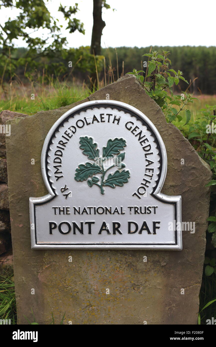 Il National Trust Sign In Inglese E Gallese Vicino A Piani Di Bracci Brecon Beacons Wales Regno Unito Foto Stock Alamy