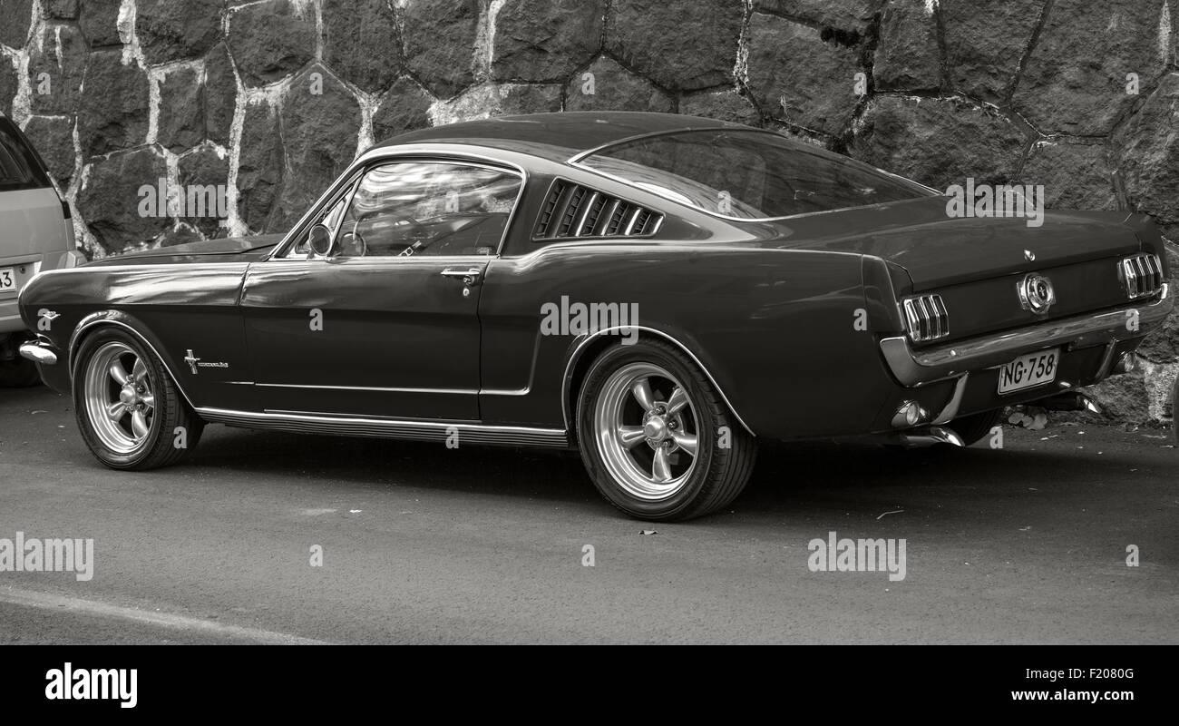 Helsinki, Finlandia - 13 Settembre 2014: Vintage ford mustang 289 sta parcheggiata su un lato della strada di Helsinki Foto Stock