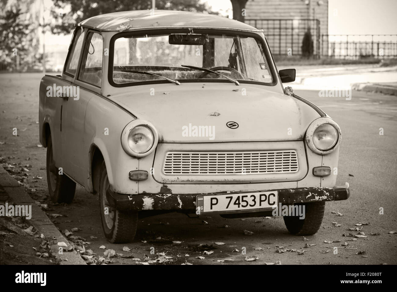 Ruse, Bulgaria - 29 Settembre 2014: Vecchia Trabant 601s stand auto parcheggiate su un lato della strada Foto Stock