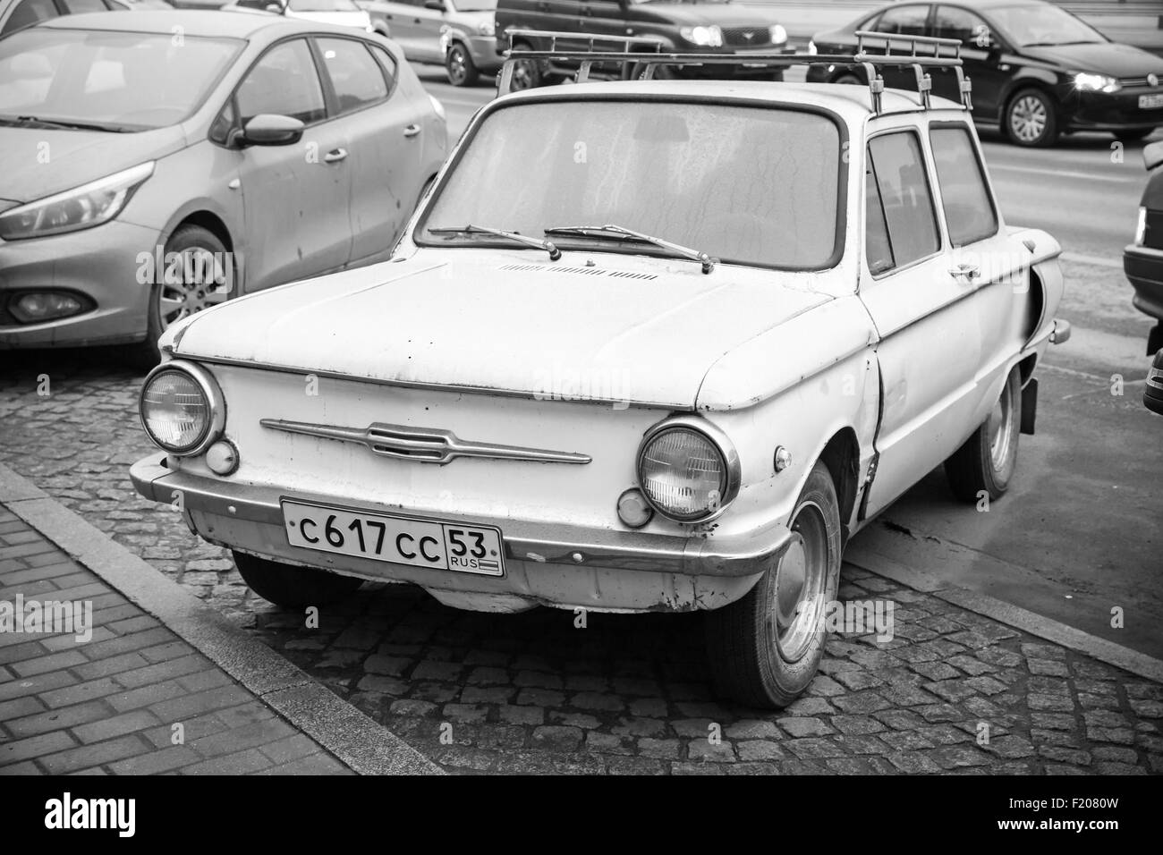 San Pietroburgo, Russia - 15 Novembre 2014: vecchi Zaz sovietica 968 auto è parcheggiata sul ciglio della strada Foto Stock