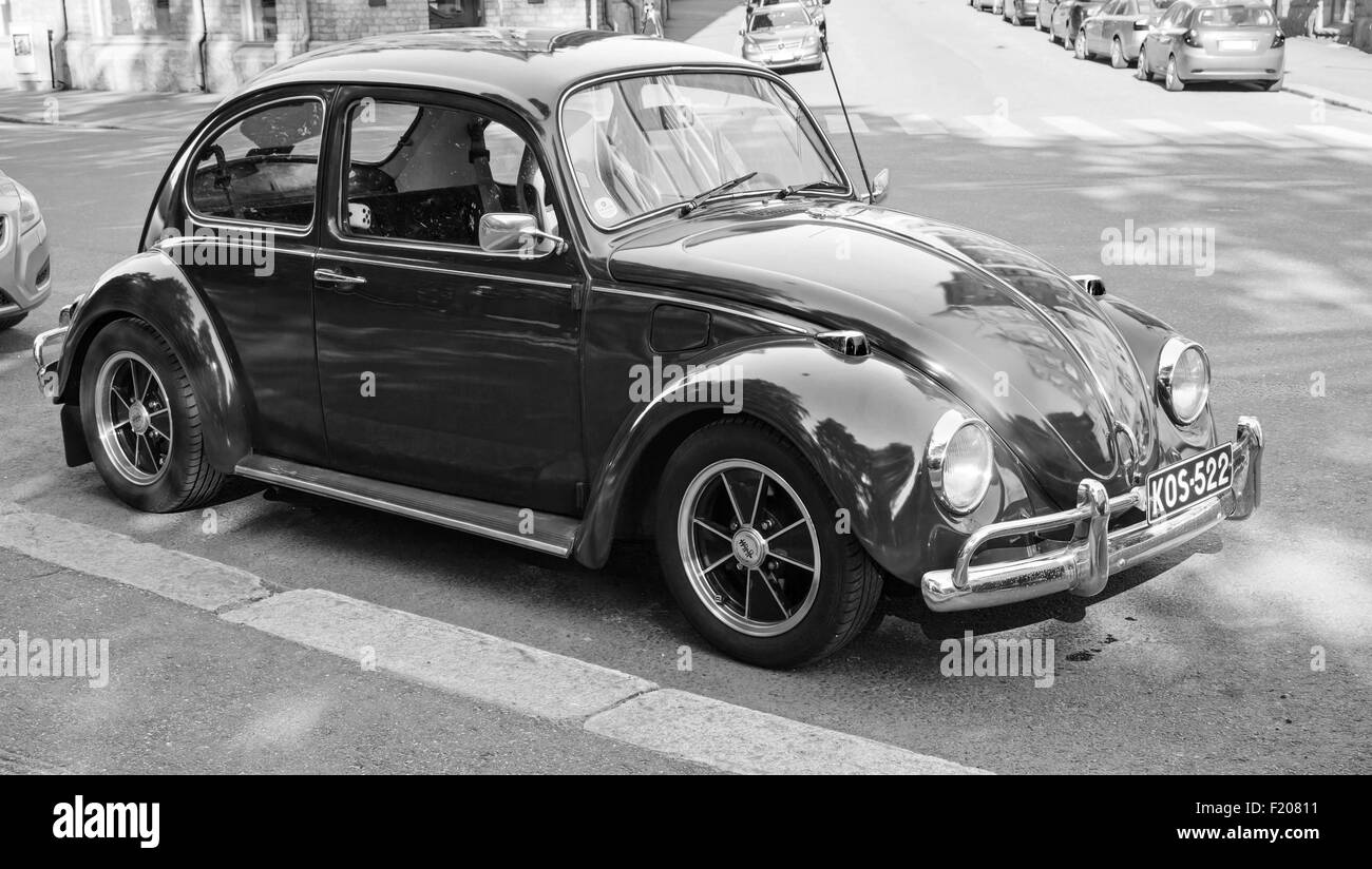 Helsinki, Finlandia - 13 Giugno 2015: inizio 1966 Volkswagen maggiolino auto è parcheggiato sulla strada di Helsinki Foto Stock