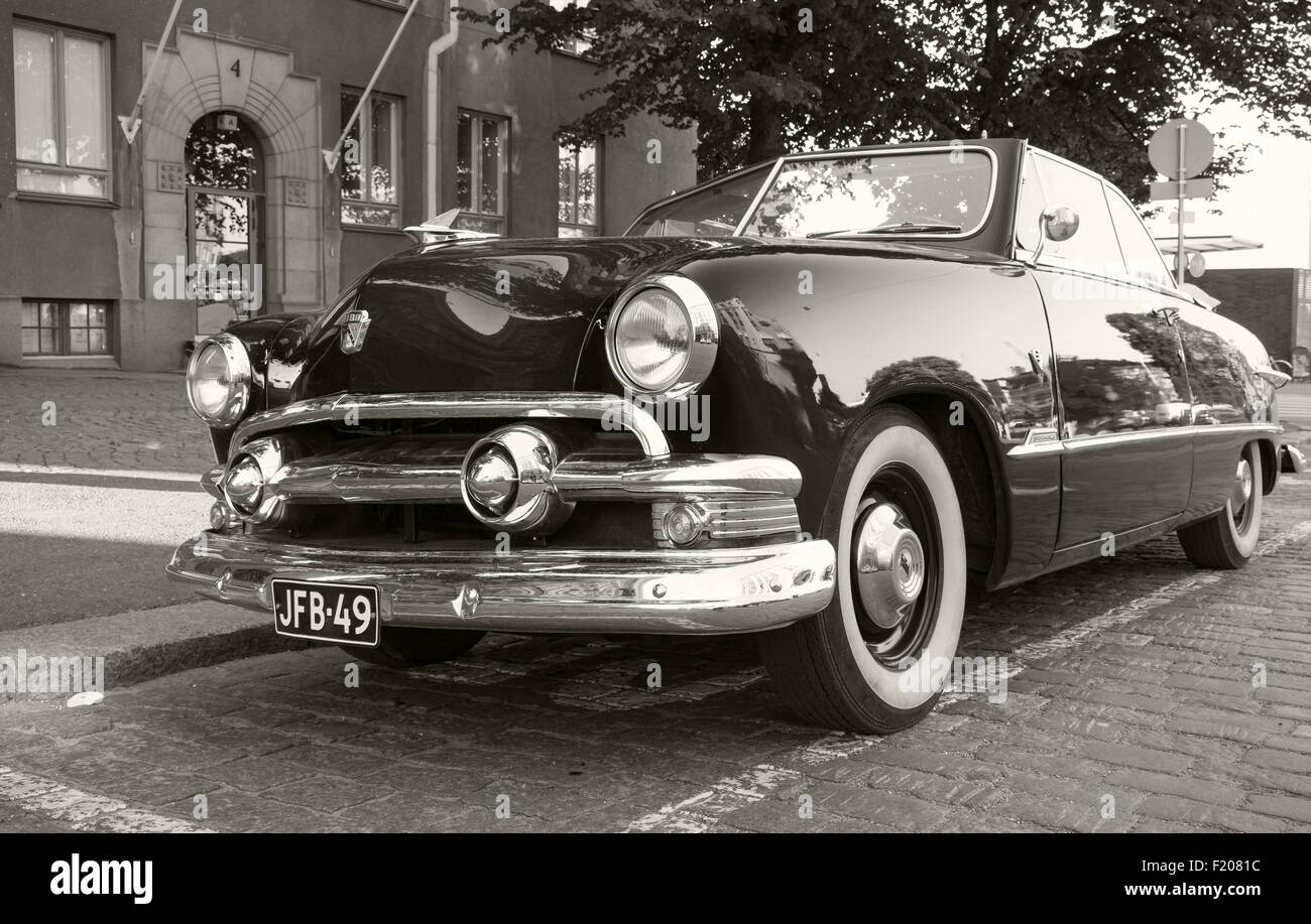 Helsinki, Finlandia - 13 Giugno 2015: il vecchio Ford Deluxe personalizzato Tudor auto è parcheggiata sul ciglio della strada. 1951 anno modifica con conve Foto Stock