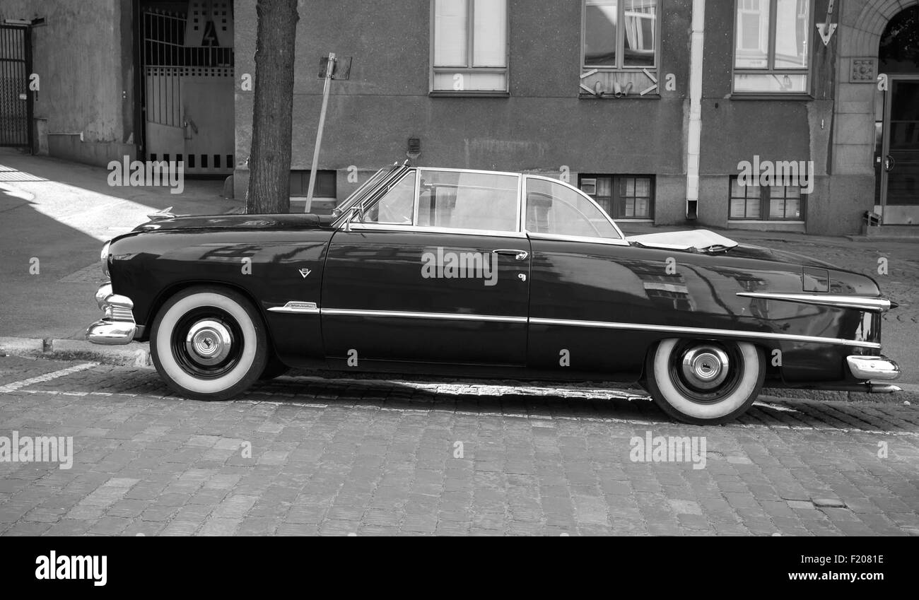 Helsinki, Finlandia - 13 Giugno 2015: il vecchio Ford Deluxe personalizzato Tudor auto è parcheggiata sul ciglio della strada. 1951 anno modifica con conve Foto Stock