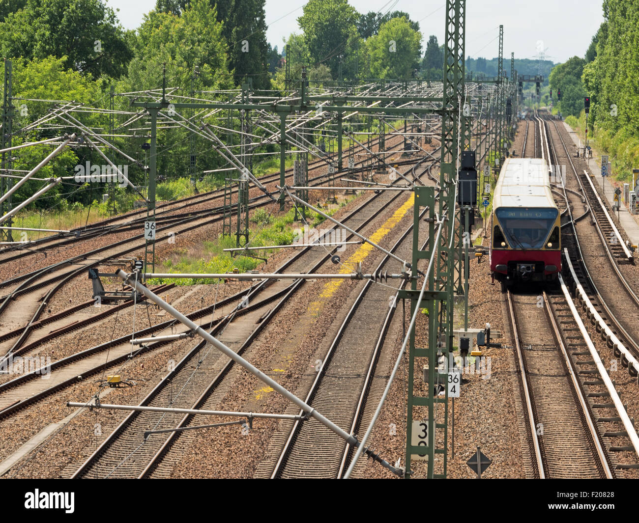 S-Bahn auf Gleisanlage a Berlino Foto Stock