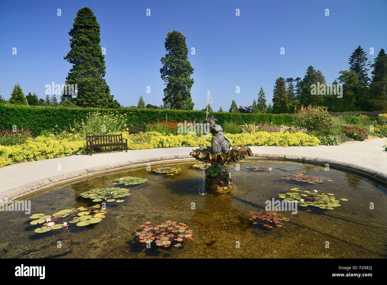 Irlanda, County Wicklow, Enniskerry, al Powerscourt House e giardini, una fontana e un laghetto in giardino murato. Foto Stock