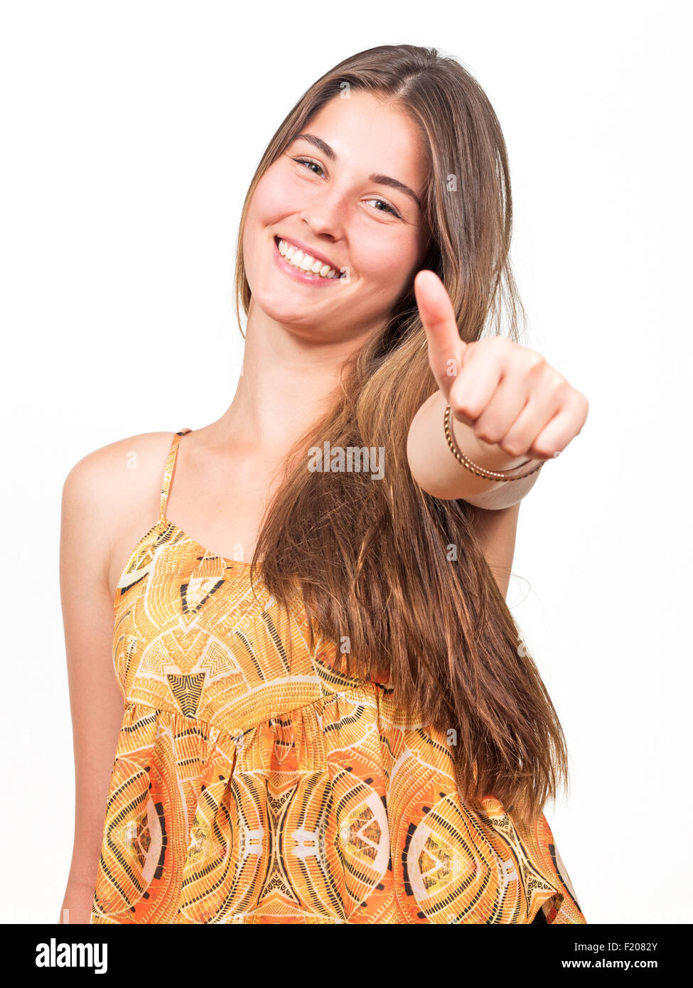 Junge Frau zeigt mit dem Daumen nach oben Foto Stock