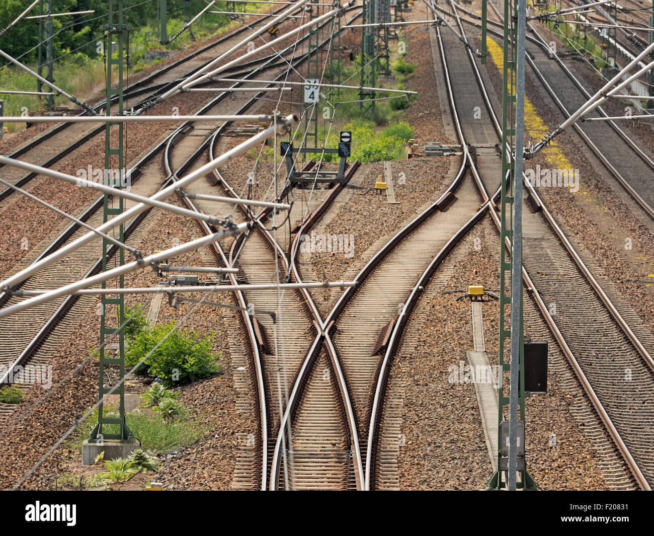 Bahnanlagen mit Gleisen und Oberleitungen Foto Stock