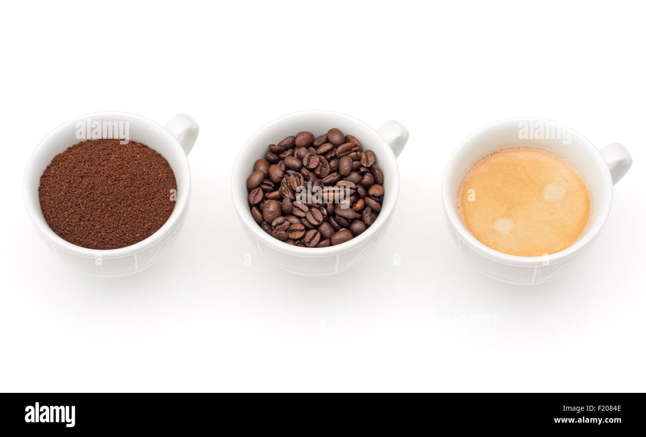 Drei Tassen mit espresse, Kaffeepulver und Kaffeebohnen Foto Stock