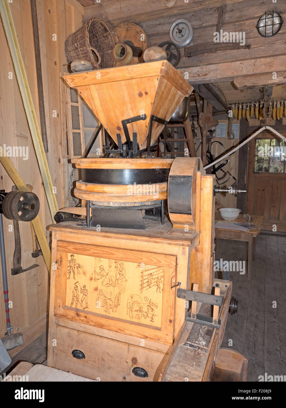 Mahlwerk einer alten Schrotmühle Foto Stock