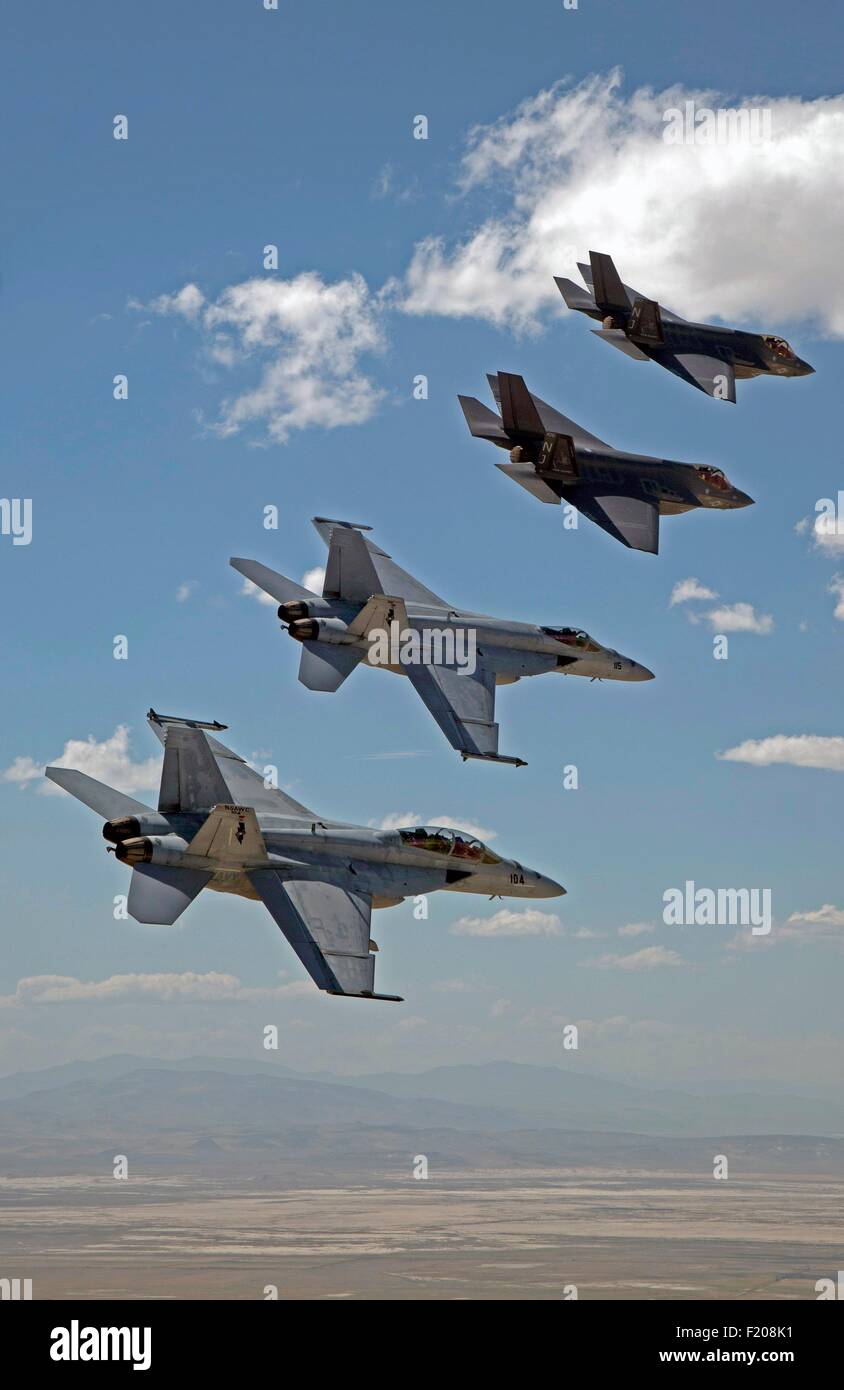 Stati Uniti Navy F-35C Lightning II fighter aircraft volare in formazione con Marina F/A-18E/F Super Hornets over Naval Air Station Fallon la gamma addestramento complesso Settembre 3, 2013 in Fallon, Nevada. Foto Stock