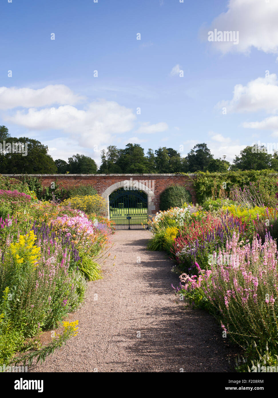 Tarda Estate Herbaceous borders in pavimenti Castello giardini murati a Kelso, Scozia Foto Stock