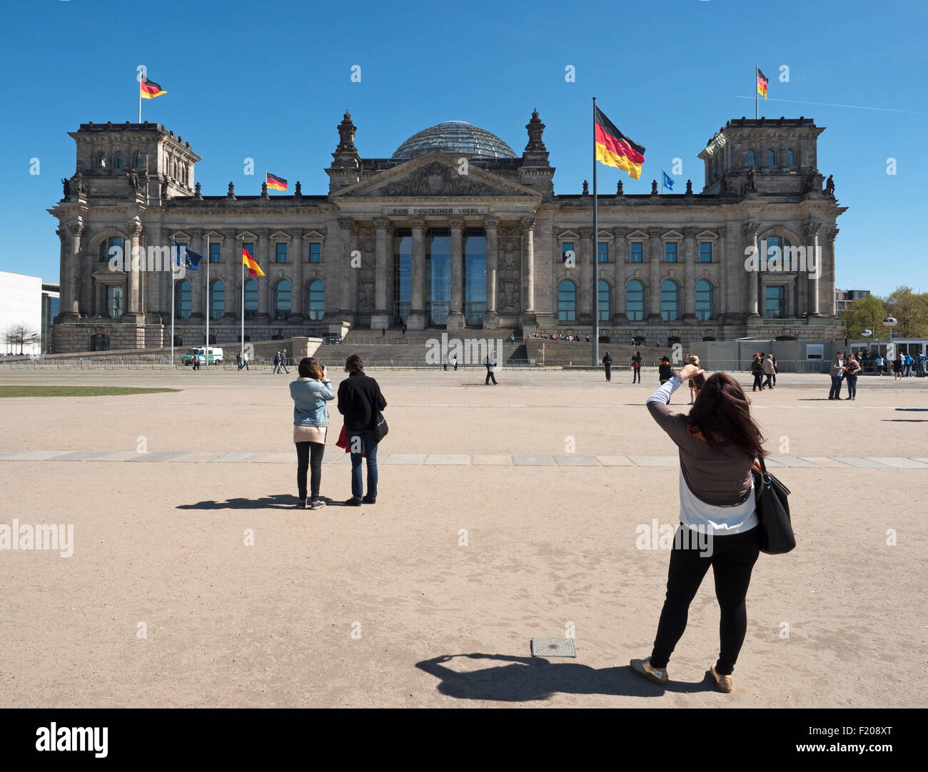 Berlino, Germania - 21 Aprile 2015: Touristen vor dem Berliner Reichstag Foto Stock
