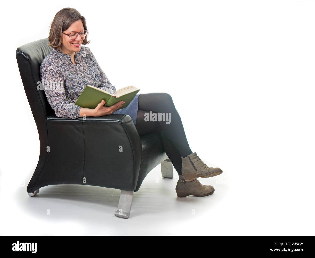 Lesende Frau in Sessel Foto Stock