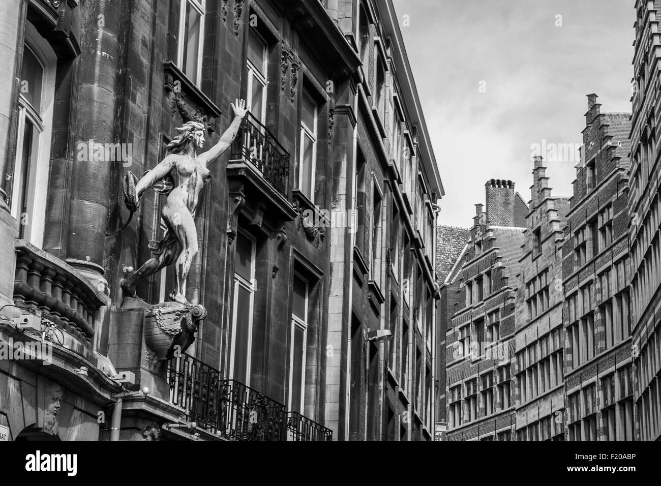 Gli edifici di vecchia costruzione nel centro di Anversa, Belgio in bianco e nero Foto Stock