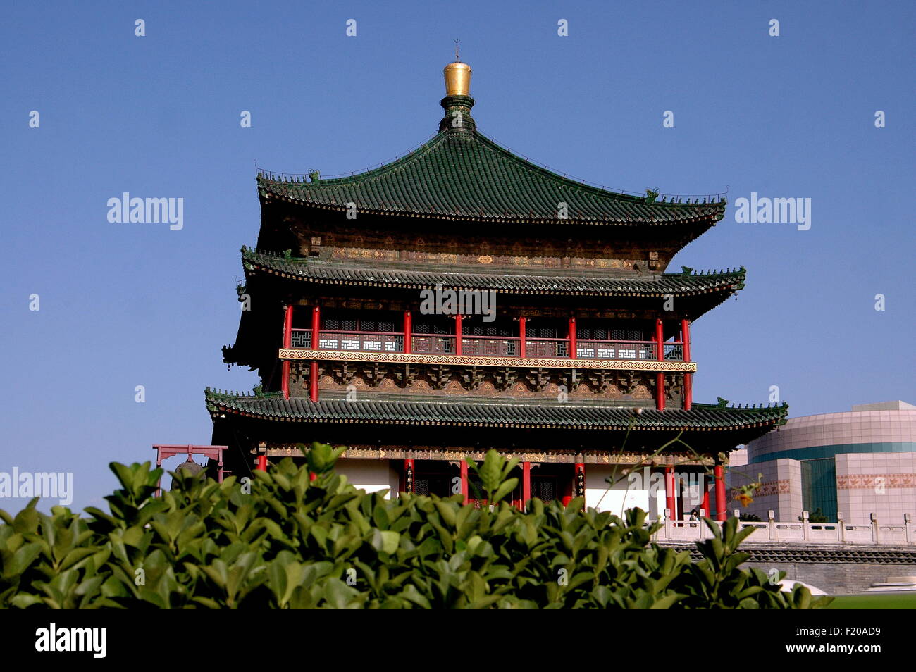 Xi'an, Cina: C.1384 Torre Campanaria sorge a circa trenta metri di altezza al centro di Ginwa Plaza Foto Stock