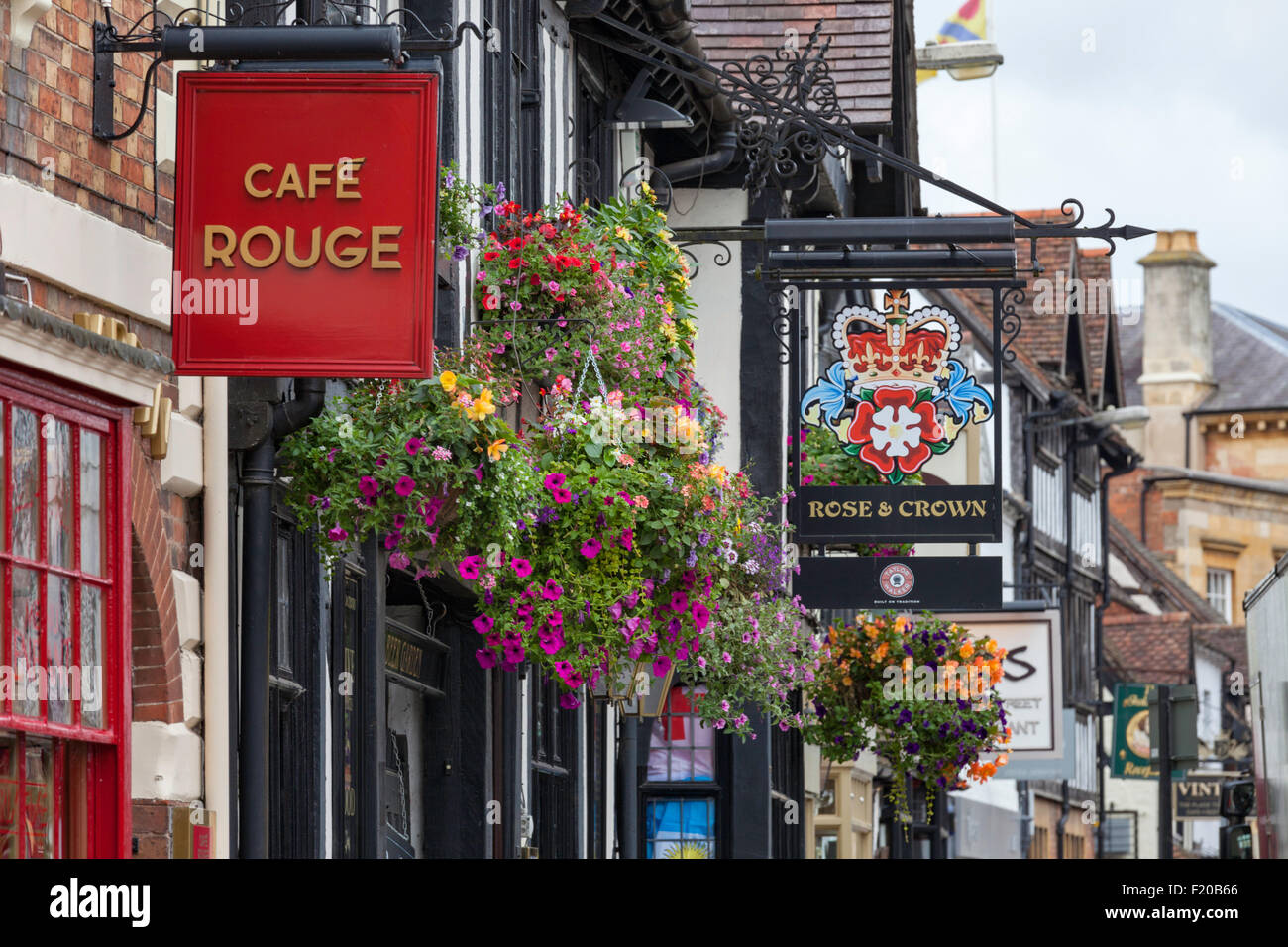 Cafe, pub e nei cestini appesi, Stratford-upon-Avon, Warwickshire, Inghilterra, Regno Unito Foto Stock