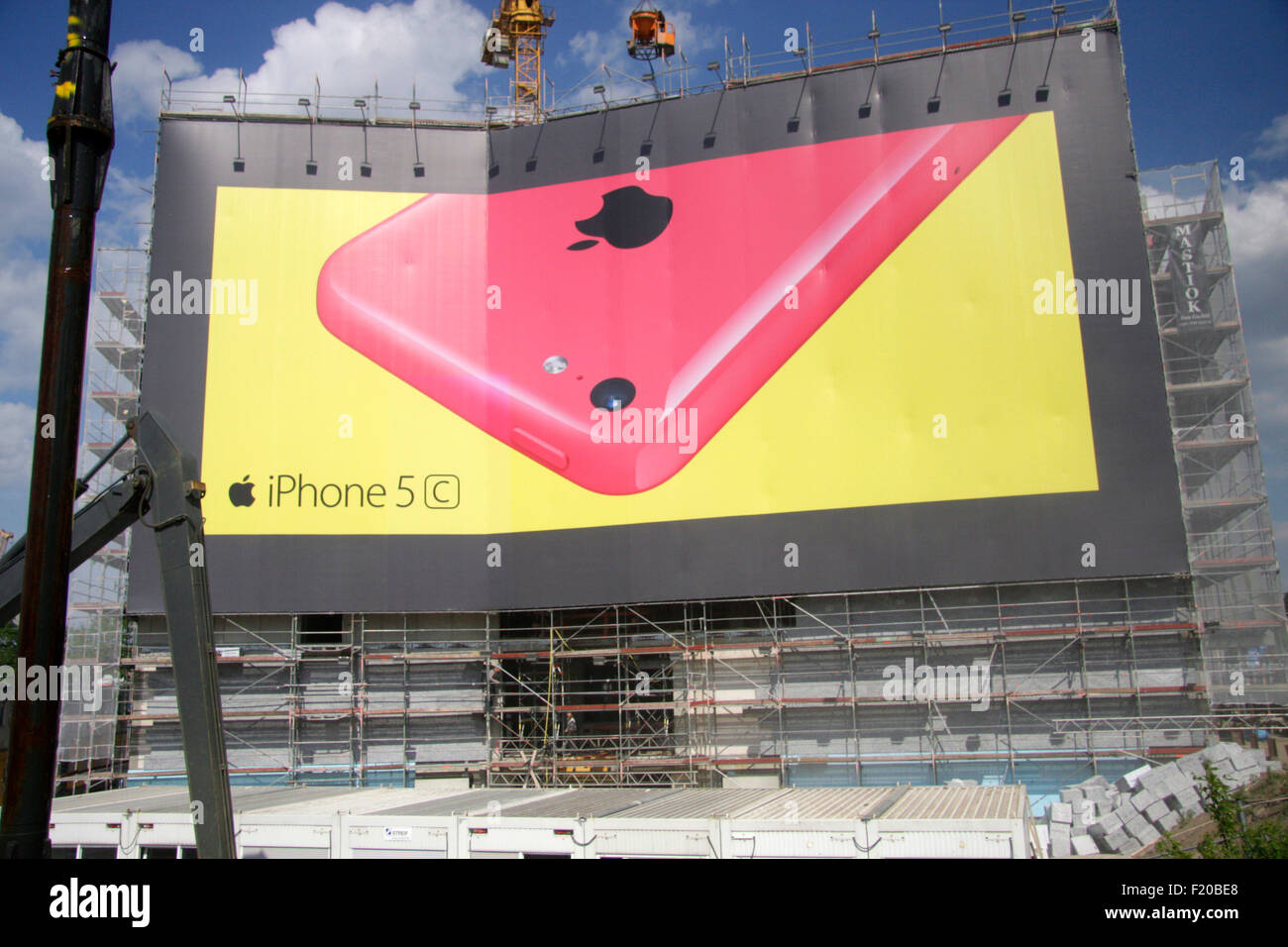 Un Grossplakat-Werbung Hausfassade fuer das 'Apple Iphone 5c', Berlino. Foto Stock
