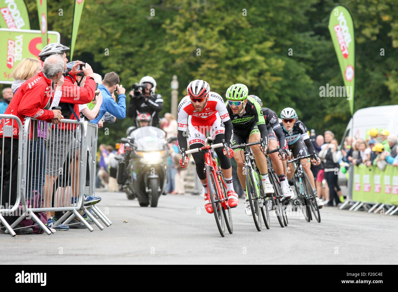 Edimburgo, Scozia. 09Sep, 2015. Tour della Gran Bretagna fase quattro. Edimburgo di Blyth. Danilo Wyss dal team BMC conduce il pack attraverso Gifford in East Lothian. Credito: Azione Sport Plus/Alamy Live News Foto Stock