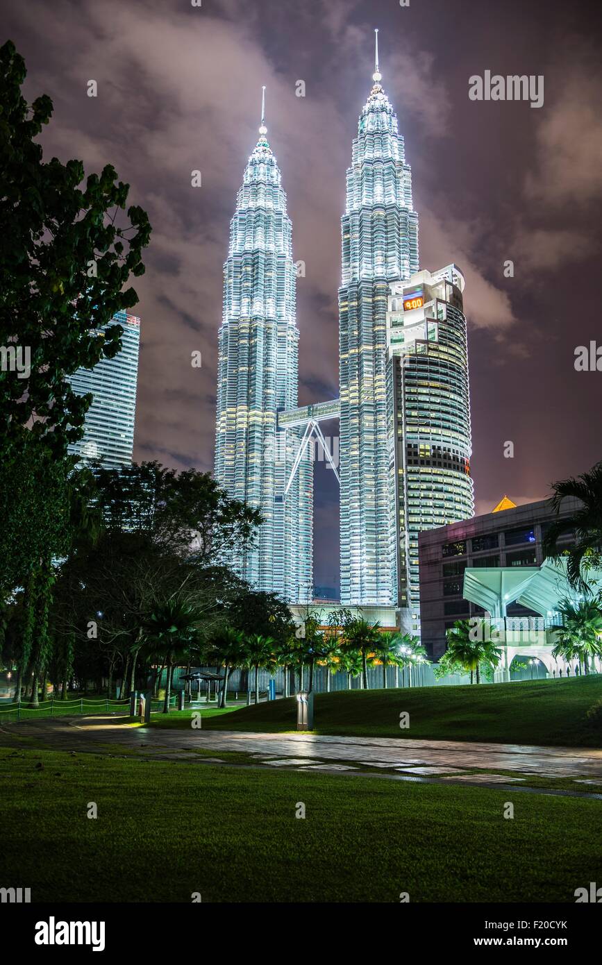 Petronas Towers illuminata di notte, Kuala Lumpur, Malesia Foto Stock